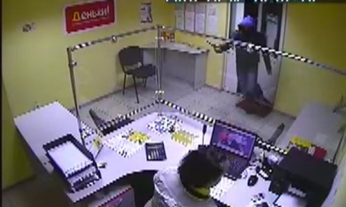 Видео: неизвестный ворвался в офис микрозаймов с ножом и за несколько секунд обчистил сейф