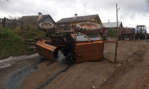 В Кировской области перевернулся трактор: водитель получил травмы