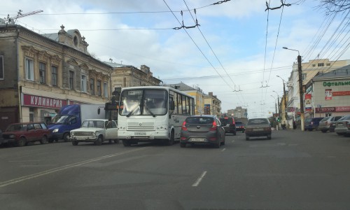 У Центральной гостиницы столкнулись автобус и «ВАЗ»