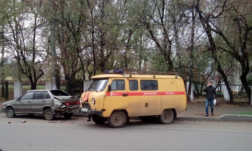 На Октябрьском проспекте «УАЗ» влетел в припаркованную «пятнадцатую»