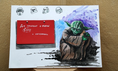 Выставка "Звездные войны в Кирове": корабль Люка у Диорамы и дымковский повстанец