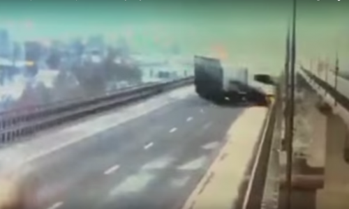 Видео: в реку Вятка с моста упала фура