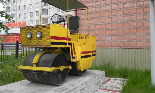 В Кирове пьяный студент угнал дорожный каток