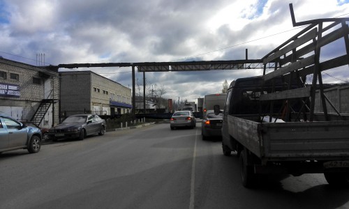 Автохам объехал пробку по встречке на улице Романа Ердякова