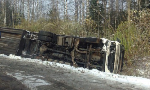 В Кировской области перевернулась фура