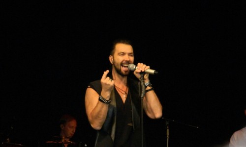 В Кирове Денис Клявер спел перед полупустым залом