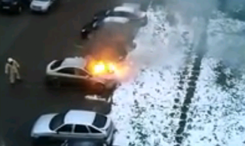 Утром в центре Кирова вспыхнул «Ниссан»