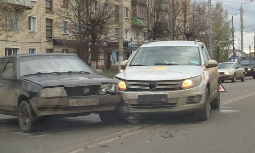 ДТП в Кирове: «девятка» врезалась в «Фольксваген»