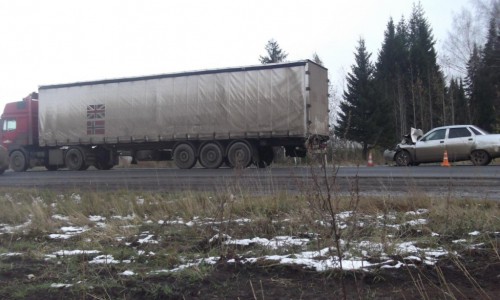 В Кировской области водитель «десятки», не рассчитав дистанцию, влетел под фуру