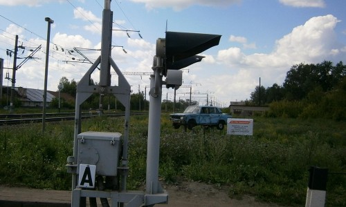 В Кировской области у железнодорожных переездов установили разбитые авто