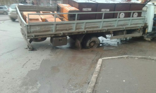 На Ленина груженный «ГАЗ» задним колесом провалился в асфальт