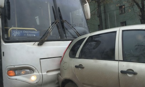 На Октябрьском проспекте столкнулись две машины и автобус
