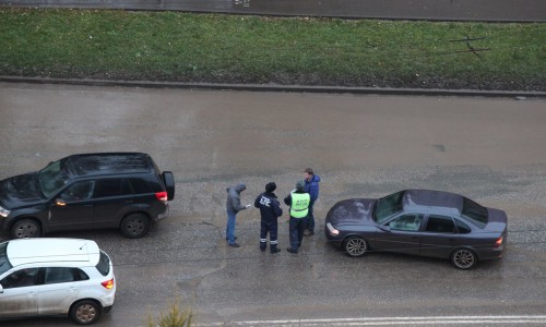 В центре Кирова водитель авто не справился с управлением и въехал в иномарку (Видео)