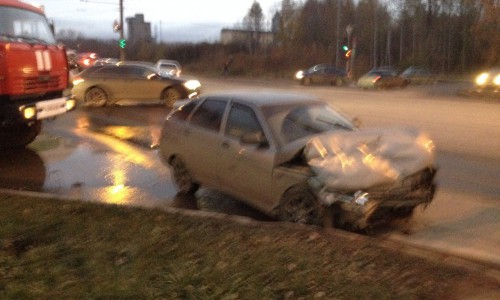 ДТП в Кирове: от удара легковушка превратилась в груду металла