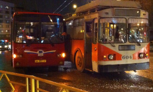 В центре города столкнулись автобус и троллейбус: пострадал ребенок