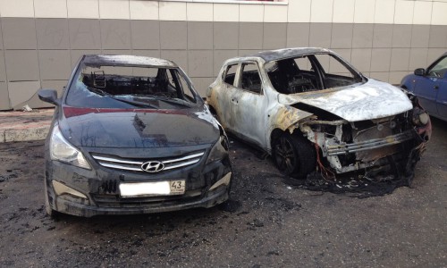 Видео: ночью в Кирове сгорели две машины