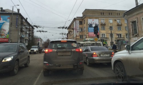 В центре Кирова вновь не работает светофор: образовалась огромная пробка