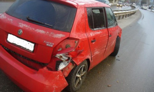 В Кирове девушка за рулем «Шкоды» врезалась в «Рено», а затем в металлическое ограждение