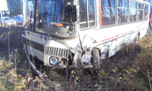 В Кировской области «БМВ Х3» врезался в автобус: пострадал пассажир