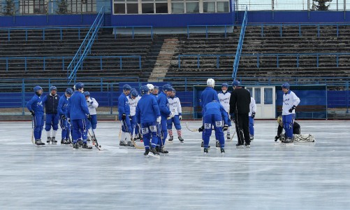 Фоторепортаж : кировская "Родина" провела первую тренировку на новом льду