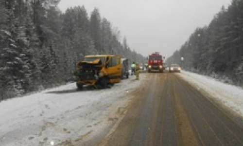 На трассе "Вятка" смертельная авария: столкнулись легковушка и микроавтобус