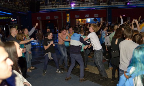 В кировском клубе мужчина «под кайфом» бегал по залу и внезапно засыпал