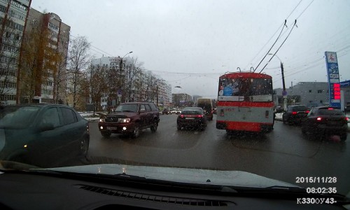 В Кирове столкнулись троллейбус и иномарка: на Московской пробка