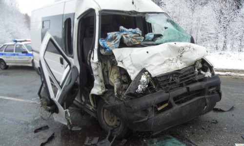 В Кировской области столкнулись микроавтобус и КаМАЗ