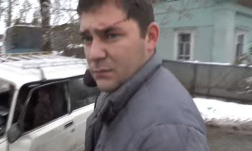 В Кирове пьяный лихач врезался в автобус: от столкновения капот "семерки" сложило пополам