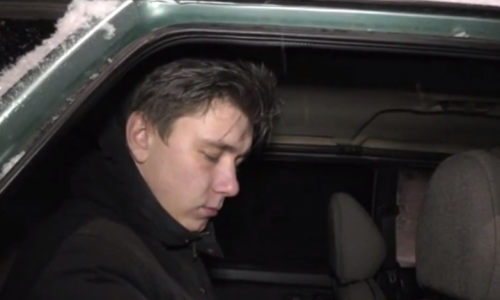 В Кирове пьяный посетитель клуба залез в чужую машину и там уснул