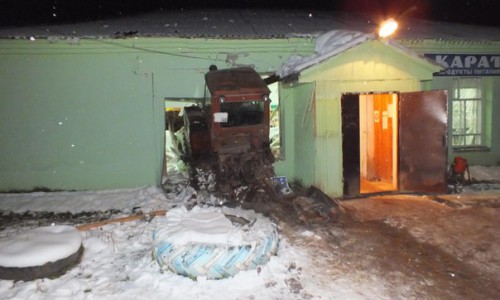 В Кировской области трактор протаранил стену магазина