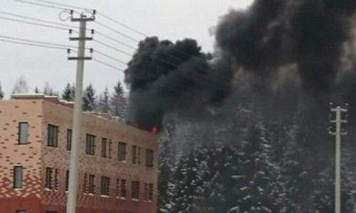 Очевидцы: "В Радужном горит строящийся дом"