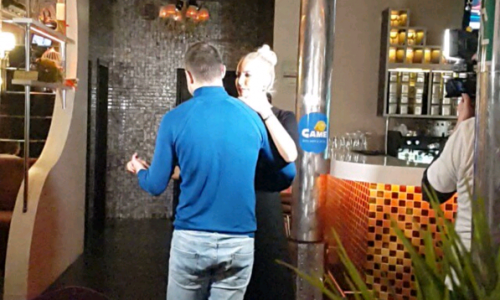 Елена Летучая станцевала с директором кировского кафе