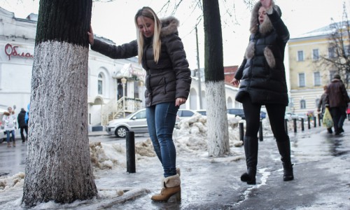 В выходные четверо кировчан сломали руки и ноги из-за гололеда