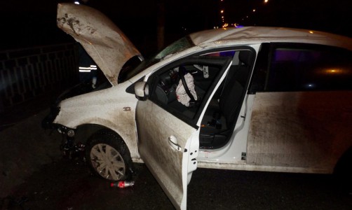 На Воровского женщина на «Фольксвагене» влетела в ограждение на мосту