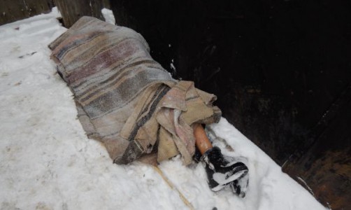 Житель Кировской области утром обнаружил у своего дома труп и прикрыл его половиком