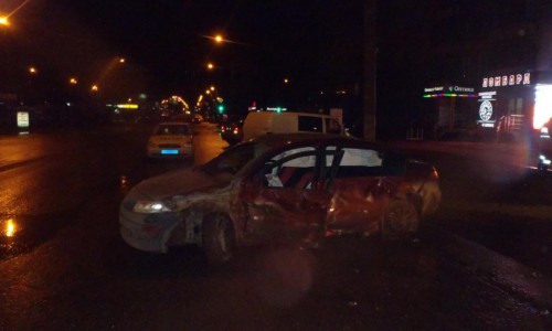 Ночью в Кирове произошло тройное ДТП