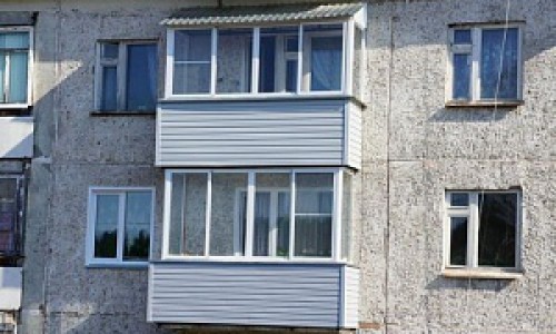 Кировчан просят демонтировать балконные козырьки на верхних этажах