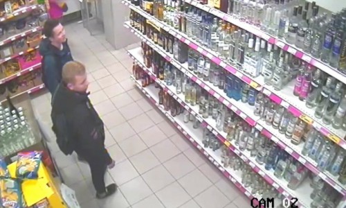 В Кирове ищут молодых людей, укравших три бутылки виски из магазина