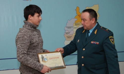 Пожарные наградили школьника из Кирова, который спас несколько домов и лес от огня