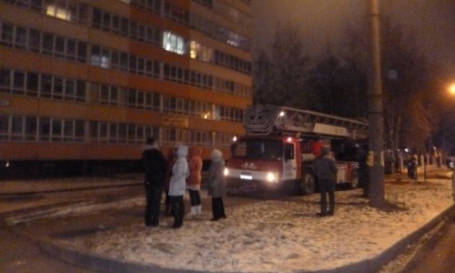 В Кирове на Пугачева горела высотка: спасатели на руках выносили детей