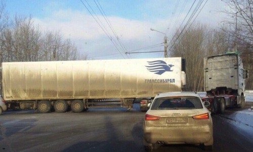 На Производственной большегруз парализовал движение транспорта