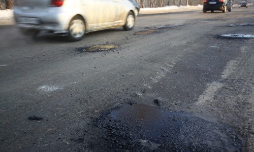 Несмотря на снег и холод в Кирове продолжается ямочный ремонт дорог