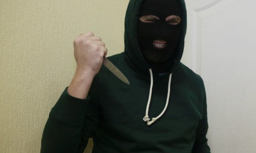 Видео: преступник в маске ограбил офис «быстрых кредитов» в Кирове