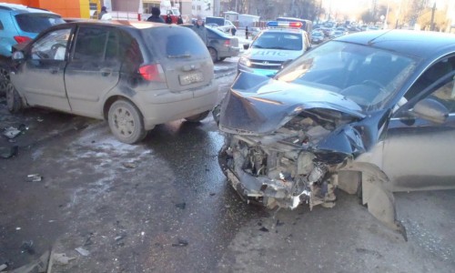 В Кирове столкнулись четыре авто: есть пострадавшие