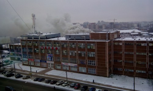 Фото: в Кирове горели склады за ТЦ «Баско»