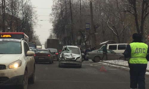 Тройное ДТП: в Кирове «КамАЗ» столкнулся с двумя иномарками
