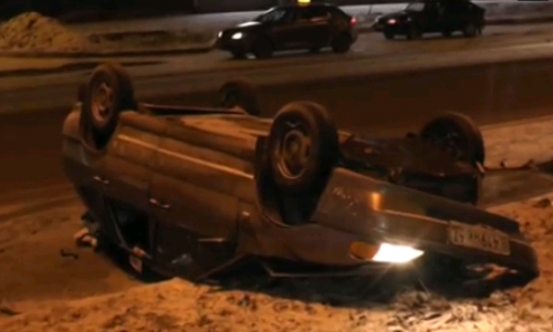 В Кирове "Лада" врезалась в дерево и перевернулась: водитель был пьян