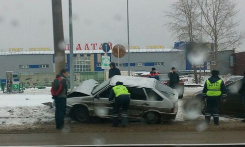 На улице Производственной «четырнадцатая» вылетела с дороги и врезалась в столб