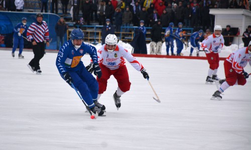 Нападающему кировской «Родины» сломали нос во время игры